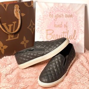 Ecentrcq Slip On Black Quilted Sneakers